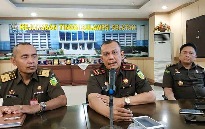 Kajati Sulselbar Tarmizi (kanan) saat memberikan keterangan dalam kasus dugaan korupsi penjualan lahan negara di Kelurahan Buloa, Kecamatan Tallo, Kota Makassar. - Image