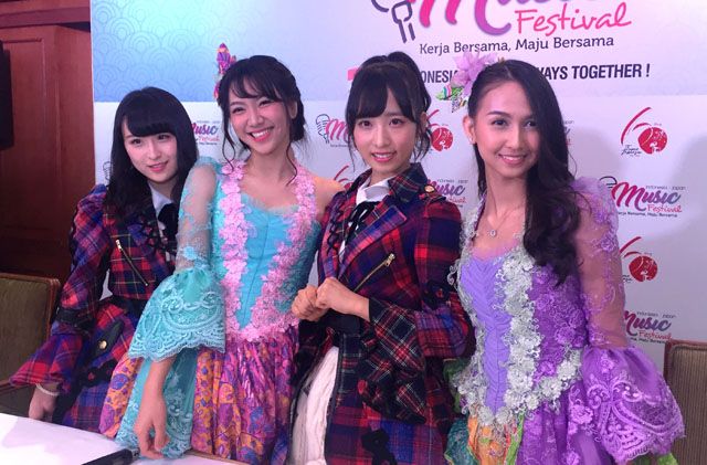 Konferensi pers jelang Indonesia-Japan Music Festival, (kiri ke kanan): Oguri Yui (AKB48), Shania Juanita (JKT48), Kawamoto Saya (AKB48), dan Stephanie Pricilia (JKT48). - Image