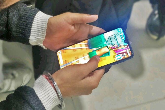 Tampilan nyata Samsung Galaxy M20 dan keandalan baterainya. - Image
