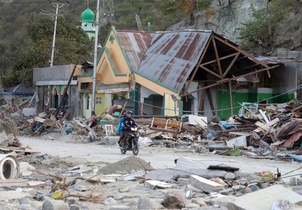 PORAN-PORANDA: Kondisi Kecamatan Balaisang Tanjung, Kabupaten Donggala, Sulteng usai bencana gempa dan tsunami, Sabtu (6/10). - Image
