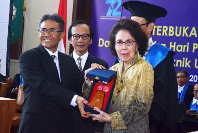 Hartini Hartarto, istri almarhum Hartarto Sastrosoenarto, Menteri Perindustrian Kabinet Pembangunan IV dan V, menerima pernghargaan Herman Johannes Award bidang Industri dari Katgama - Image