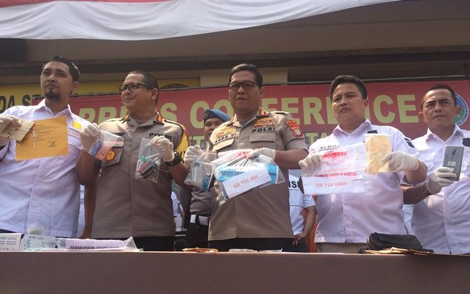 Pihak kepolisian menunjukkan barang bukti penangkapan Fariz RM di Polres Jakarta Utara, Minggu (26/8). - Image
