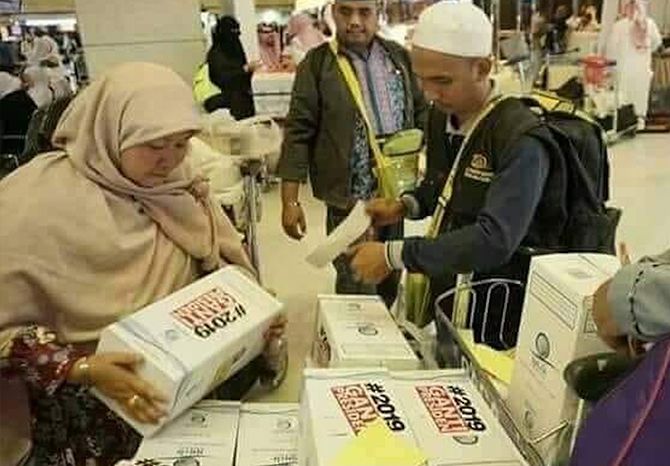 Jamaah haji menerima air zamzam dengan kemasan #2019GantiPresiden - Image