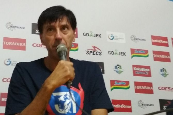 Milan Petrovic mengonfirmasikan bahwa Hanif Sjahbandi dan Rivaldi Bawuo mengalami cedera saat Arema FC menang atas Bali United, Sabtu (20/10) - Image
