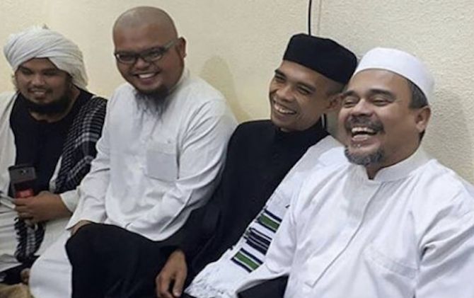 Ustad Abdul Somad saat bersilaturahmi dengan Habib Rizieq Shihab di Makkah. - Image