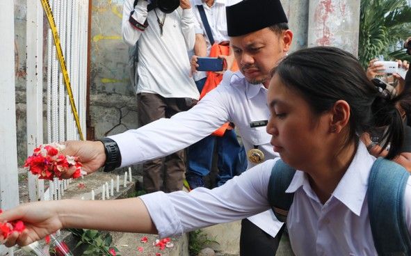 Wali Kota Bogor Bima Arya melakukan tabur bunga di lokasi pembunuhan Noven. - Image