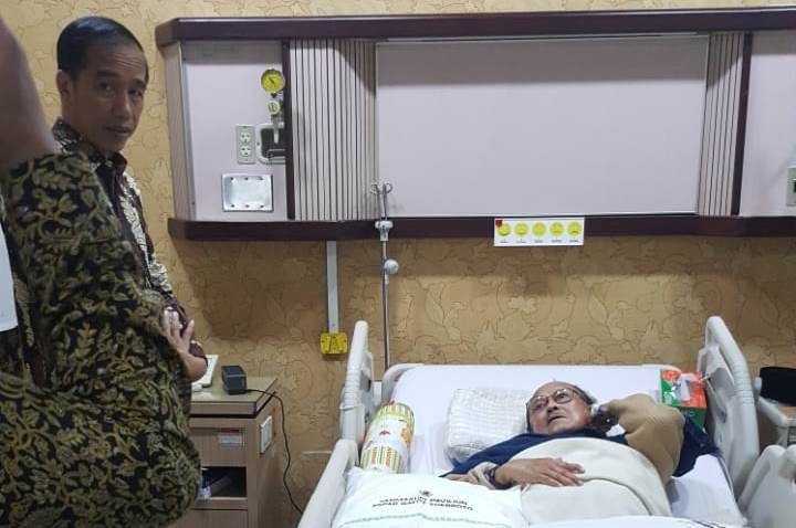 Presiden Joko Widodo ketika menjenguk BJ Habibie di RSPAD, Jakarta, Senin (27/8). - Image