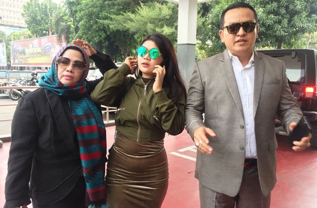 Rosa Meldianti laporkan balik tantenya, Dewi Persik ke Polda Metro Jaya, Selasa (6/11). - Image