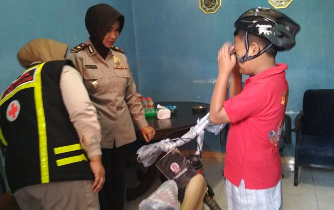 Kabag Sumda Polres Malang Kompol Yuliati (tengah) saat memberikan sepeda dan helm kepada LB, Senin (24/9) - Image