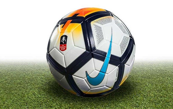 Bola produksi Nike yang akan digunakan dalam final Piala FA 2017-2018. - Image