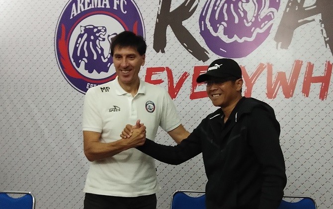 Milan Petrovic dan Joko Susilo berjabat tangan usai serah terima jabatan pelatih kepala Arema beberapa waktu lalu. - Image