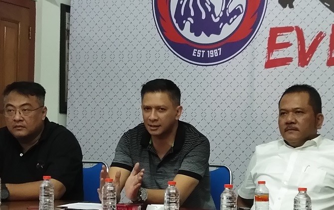 Chief Executive Officer (CEO) Arema FC Iwan Budianto (tengah) saat melakukan konferensi pers di Kantor Arema, Kamis (19/4). - Image
