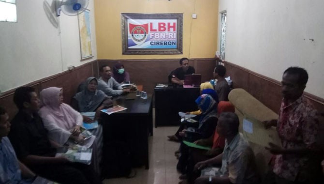 ADUAN: uluhan jamaah korban investasi haji Global Insani mengadu ke kantor LBH-Forum Bela Negara (FBN) RI Cirebon sebagai upaya hukum, Jumat (6/4). - Image