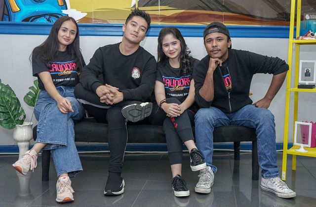 Para pemain film Laundry Show saat bertandang ke kantor Jawa Pos, Jakarta, Jumat (18/1). - Image