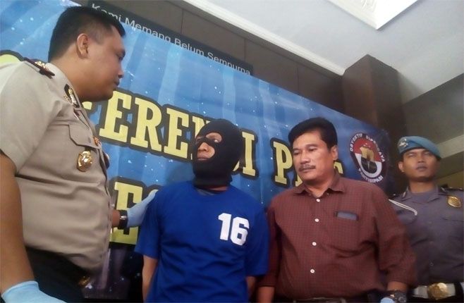 GADUNGAN: Polres Bantul mengamankan seorang anggota KPK gadungan yang melakukan penipuan terhadap kelompok ternak di Bantul, Jogja, Rabu (15/8). - Image