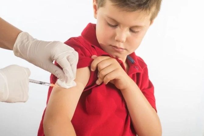 Ilustrasi pemberian vaksin polio. Ada dua jenis vaksin polio. - Image