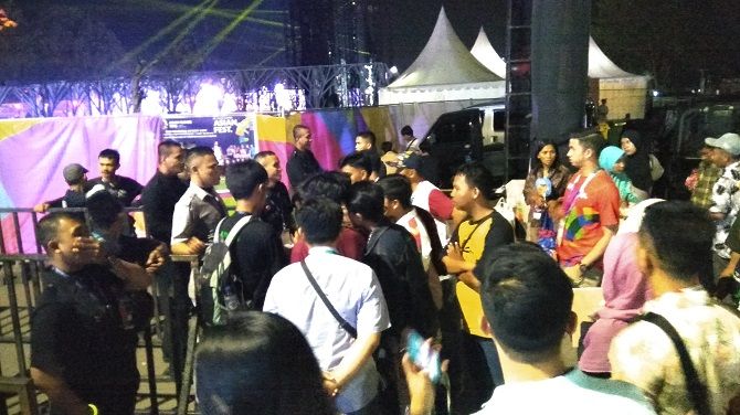 kondisi saat perdebatan yang terjadi di pintu masuk tempat diselenggarakannya pentupan Asian Games) - Image