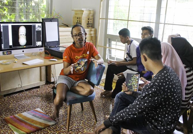Angki Purbandono saat berdiskusi dalam acara Belajar Bersama Maestro di Jogjakarta, Juli lalu. - Image