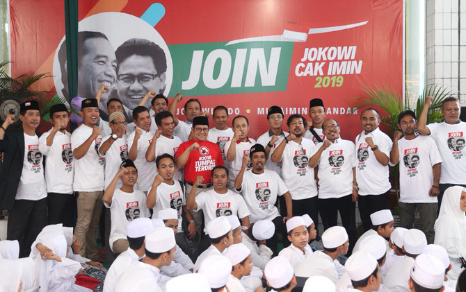 Ketua Umum PKB, Abdul Muhaimin Iskandar berfoto bersama dengan relawan JOIN di Kantor DPP PKB, Senin (4/6). - Image