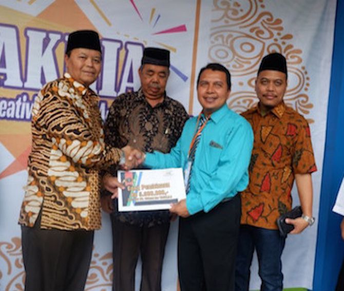 Wakil Ketua MPR RI Hidayat Nur Wahid (HNW) saat meberikan plakat kenang-kenang dengan kepala sekolah SDIT Arrahman di Jakarta Utara. - Image