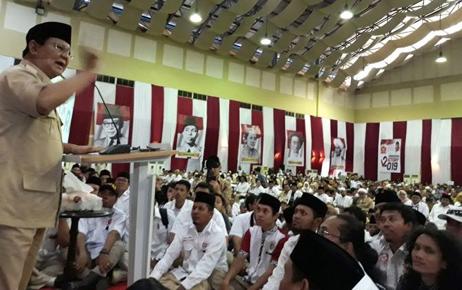 Ketua Umum Gerindra, Prabowo Subianto ketika berorasi di depan ribuan kader Gerindra di Kota Depok, Jawa Barat. Gerindra bakal segera menggelar sertijab Ketua Gerindra Jabar, Mulyadi kepada Brigjen Taufik Hidayat. - Image