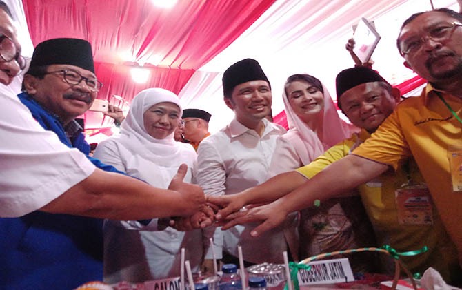 Pasangan Khofifah-Emil saat mendaftar di KPU Jatim. - Image