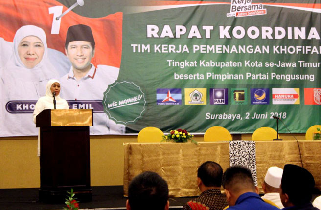 Calon Gubernur Jawa Timur nomor urut 1, Khofifah Indar Parawansa sewaktu membuka rapat koordinasi (Rakor) dengan seluruh pimpinan partai pengusung, Sabtu (2/6). - Image