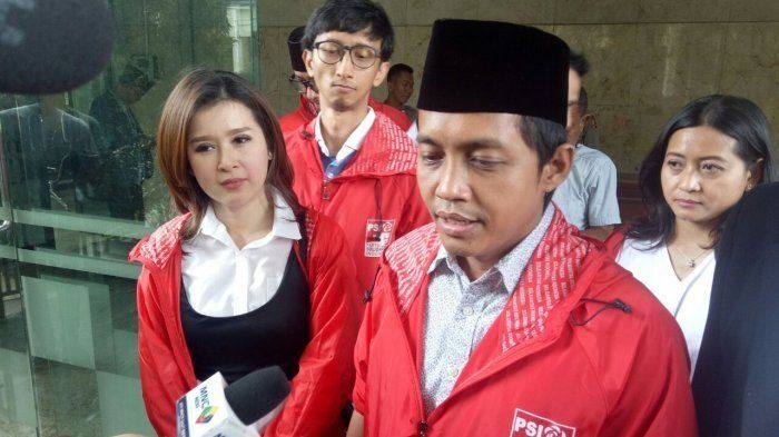 Sekjen PSI, Raja Juli Antoni meminta publik tak berkomentar berlebihan terkait video Prabowo menghadiri acara Natal keluarganya. - Image