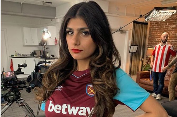 Mia Khalifa ternyata pendukung West Ham United - Image