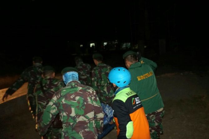 Relawan ACT ikut terlibat penanganan korban gempa Lombok 7 SR pada Minggu (5/8). - Image