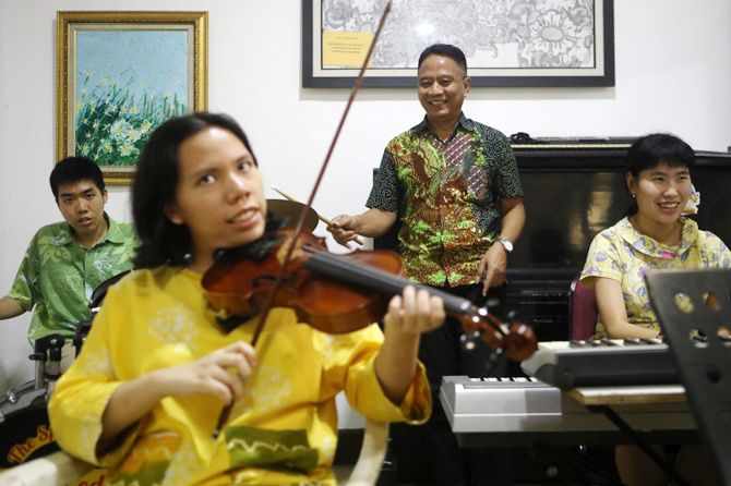 BUAH KERJA KERAS: Tito Soemarsono bersama para anak didiknya di band Speedster. Dari kiri, Owen (drum), Kezia (biola), dan Keken (keyboard). - Image