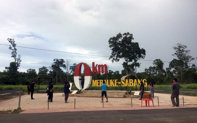 Masyarakat bermain di titik Nol Km Indonesia di Merauke, Papua - Image