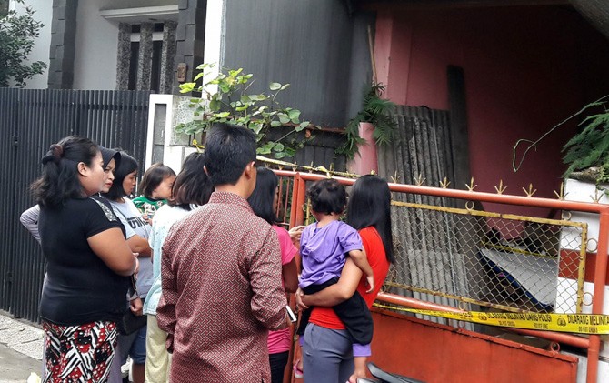Sejumlah warga berkumpul melihat rumah kediaman Neneng Khotijah yang di dalamnya ditemukan kerangka jenazah Nanung Soban (85) dan Hera Sri Herawati (50), Jalan Nusa indah VI, Kota Cimahi. - Image