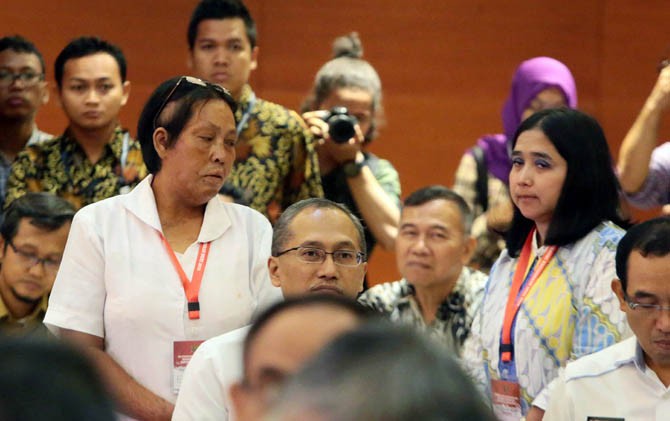 Korban bom JW Marriot Fifi Nomasari dan korban bom Bali Chusnul Khotimah memberikan pendapatnya pada Suasana silaturahmi kebangsaan mantan Napi terorisme dengan korban terorisme di Jakarta, Rabu (28/2) - Image