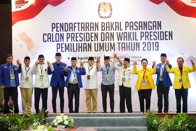Capres dan Cawapres nomor urut 02, Prabowo Subianto-Sandiaga Uno bersama para pimpinan partai koalisi. Prabowo telah meminta kepada seluruh jajaran pendukungnya untuk tetap sabar dan tenang dalam menghadapi fitnah - Image