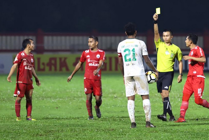Wasit memberikan hukuman kartu kuning ke pemain Persebaya Surabaya, Fandri Imbiri - Image