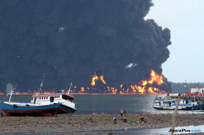 ILUSTRASI KAPAL TERBAKAR. Antara. - Image