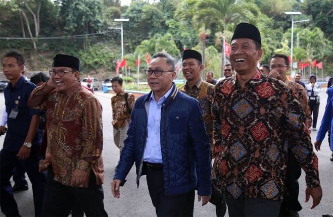 KETUA MPR Zulkifli Hasan didampingi Rektor UMM, Fauzan sebelum memberikan materi Empat Pilar di UMM - Image