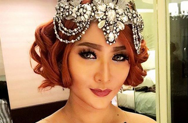 Inul Daratista berusaha menghibur sapi kurbannya yang menangis dengan mengajak nyanyi lagu Via Vallen. - Image
