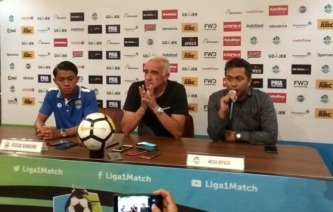 Mario Gomez menilai Persija harusnya cemaskan posisi Persib yang berada di puncak klasemen sementara. - Image