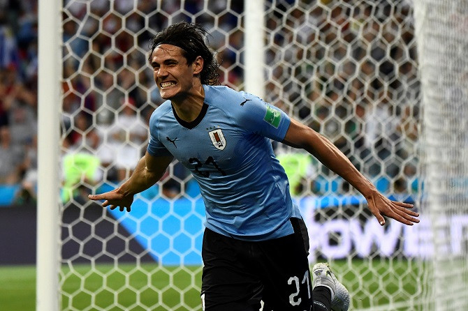 Edinson Cavani merayakan golnya ke gawang Portugal di babak 16 besar. - Image