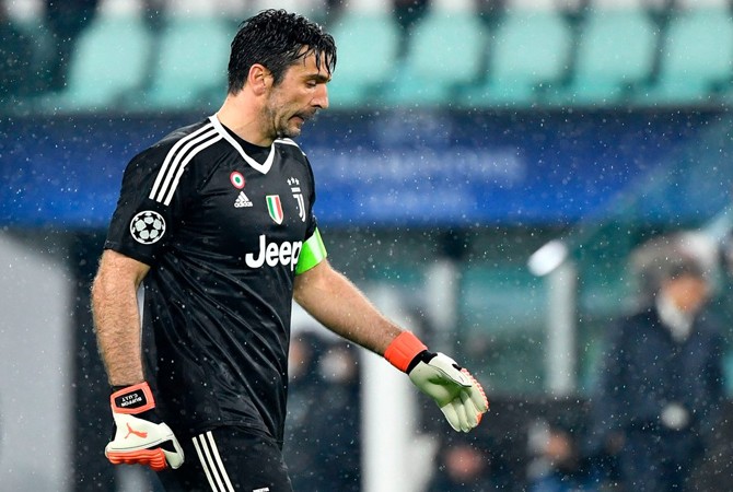 Kiper Juventus, Gianluigi Buffon mendapat kartu merah di leg kedua perempat final Liga Champions, Kamis (12/4) dini hari WIB. - Image