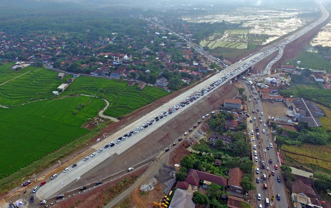Kepadatan arus lalu lintas terjadi di Tol Fungsional Trans Jawa Kabupaten Kendal. - Image