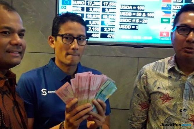 andiaga Uno saat menukarkan uangnya di Plaza Senayan, Kamis (6/9) - Image