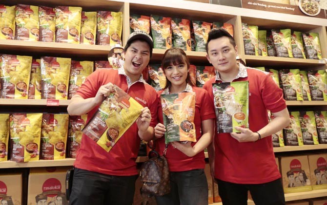 Glenn Alinskie, Chelsea Olivia, dan Rio Motret. - Image