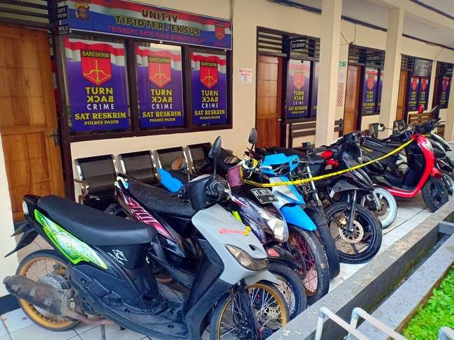 WASPADA: Sejumlah kendaraan roda dua hasil kasus pencurian, diamankan di Unit Reskrim Polres Paser, Minggu (20/1). - Image