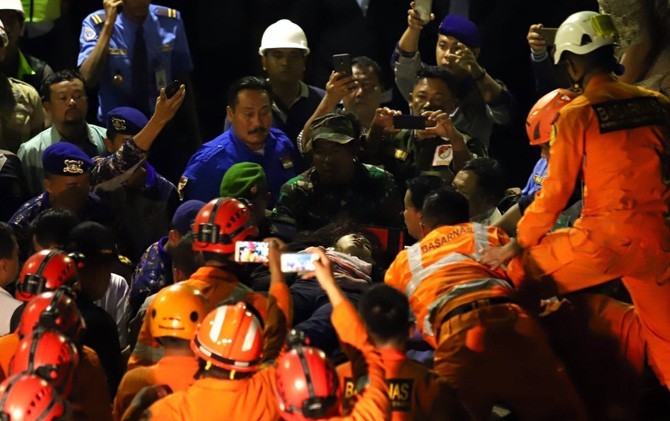 Korban longsor jalan di sekitar Bandara Soekarno-Hatta berhasil dievakuasi tim SAR, Selasa (6/2) - Image