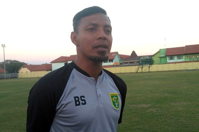 Bejo Sugiantoro belum memastikan akan bertahan bersama Persebaya musim depan. - Image
