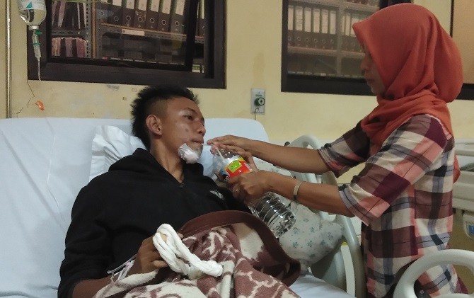 Salah satu korban kericuhan Aremania, Leonardo Kreodonta Brisky Ayangputra yang tengah menjalani perawatan di RSUD Kanjuruhan Kepanjen. - Image