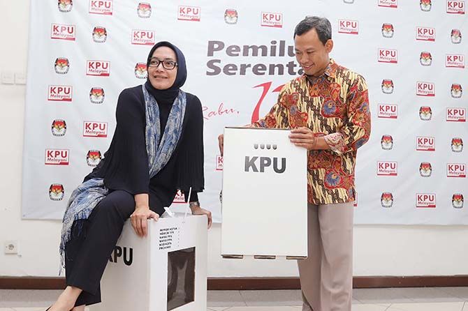 Pihak KPU menunjukkan kotak suara berbahan karton yang bakal digunakan pada Pemilu 2019. Namun kotak suara itu sempat rusak di Bali karena terendam banjir. Kini kualitasnya dipertanyakan. - Image